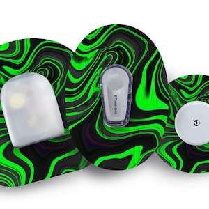 Puede incluir: Tres parches médicos redondos con un patrón de remolino negro y verde. El parche central tiene un círculo blanco con un pequeño punto negro. El parche izquierdo tiene una cubierta de plástico transparente. El parche derecho tiene un pequeño dispositivo blanco con el texto "dexcom G6" impreso en él.