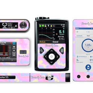 Könnte beinhalten: Ein Set aus bunten, tie-dye gemusterten Skins für ein Diabetes-Überwachungsgerät, eine Insulinpumpe und einen Insulin-Stift. Die Skins haben ein pinkfarbenes, blaues und gelbes Wirbelmuster mit Glitzer-Effekt. Der Text "Chronically Jess" ist auf den Skins aufgedruckt.