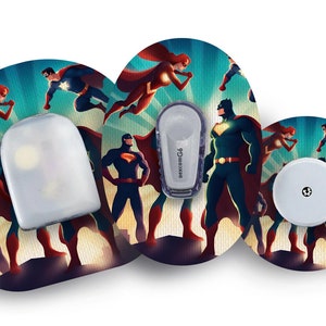 Puede incluir: Tres parches adhesivos redondos y coloridos con un tema de superhéroes. Los parches presentan varios superhéroes, incluidos Superman, Wonder Woman y Batman. Los parches están diseñados para cubrir dispositivos médicos.