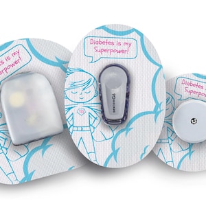 Puede incluir: Tres parches redondos blancos con ilustraciones de dibujos animados azules y rosas de un superhéroe con el texto "Diabetes is my Superpower!" impreso en cada parche.