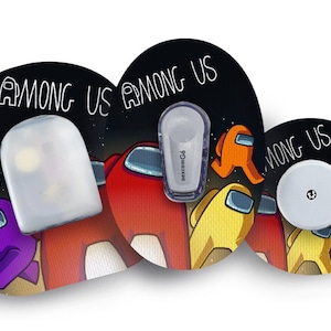 Könnte beinhalten: Drei runde, schwarz-weiße Aufkleber mit den Worten "Among Us" und Comicfiguren aus dem Videospiel Among Us. Die Aufkleber sind für die Verwendung auf medizinischen Geräten konzipiert.