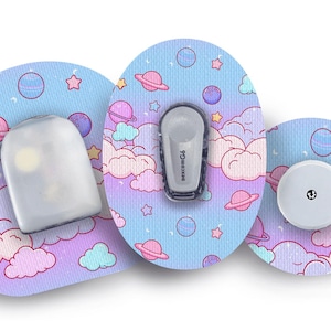 Könnte beinhalten: Drei bunte, runde, selbstklebende Pflaster mit einem verspielten Weltraum- und Wolken-Design. Die Pflaster haben einen hellblauen Hintergrund mit rosa, weißen und blauen Wolken, Sternen und Planeten. Ein Pflaster hat einen kleinen, weißen, runden Sensor, ein anderes einen kleinen, weißen, rechteckigen Sensor und das dritte einen kleinen, weißen, rechteckigen Sensor mit dem Wort "Dexcom" darauf.