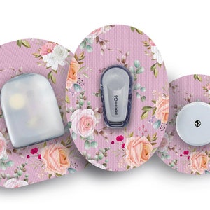 Puede incluir: Accesorios para dispositivos médicos con diseño floral. La imagen muestra tres componentes, cada uno con un fondo rosa y un patrón de rosas y vegetación. Los dispositivos incluyen un sensor, un transmisor y un receptor.