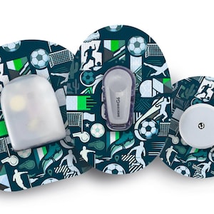 Op de afbeelding: Een medische set met een sensor, zender en applicator. De componenten zijn versierd met een voetbalthema in tinten van blauwgroen, groen en wit. De zender is voorzien van het label "Dexcom G6".