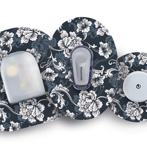 Puede incluir: Tres parches médicos redondos con un patrón floral en tonos azules y blancos. Los parches están diseñados para ser usados en la piel y presentan un pequeño botón redondo blanco en el centro de cada parche. El texto "dexcom G6" es visible en uno de los parches.