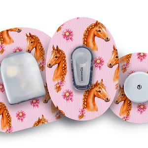 Op de afbeelding: Een verzameling Dexcom G6 sensorhoezen en ontvanger, met een roze achtergrond met een herhalend patroon van aquarel paardenkoppen en roze bloemaccenten. De apparaten zijn wit en grijs.
