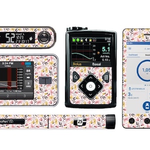 Peut inclure: Un ensemble de quatre autocollants avec un motif floral en rose, jaune et blanc. Les autocollants sont conçus pour s'adapter à un lecteur de glycémie, une pompe à insuline et un stylo à insuline. Les autocollants présentent un motif floral avec de petits points blancs.