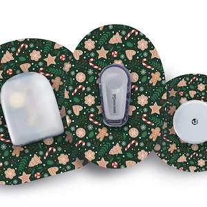 Könnte beinhalten: Drei runde, grün-weiße, selbstklebende Pflaster mit einem Lebkuchen-Design. Das mittlere Pflaster hat eine klare, runde, Plastikabdeckung. Das linke Pflaster hat ein kleines, weißes, rechteckiges Gerät mit dem aufgedruckten Text "dexcom G6". Das rechte Pflaster hat eine weiße, runde, Plastikabdeckung.