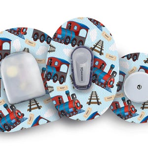Può includere: Tre cerotti adesivi rotondi con sfondo blu e bianco che presentano un motivo ripetuto di locomotive rosse e blu. I cerotti sono progettati per uso medico e hanno un rivestimento in plastica trasparente.