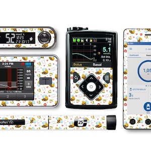 Pode incluir: Um conjunto de quatro adesivos coloridos com um design bonito de abelha e flores. Os adesivos são projetados para se ajustar a um medidor de glicose no sangue, uma bomba de insulina, uma caneta de insulina e um smartphone. Os adesivos são brancos com abelhas amarelas, flores cor-de-rosa e folhas verdes.