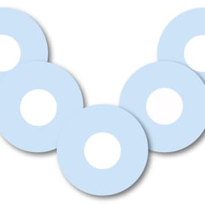 Peut inclure: Cinq cercles bleu clair avec des centres blancs disposés en forme de V.