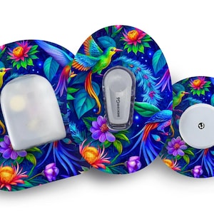Puede incluir: Tres parches adhesivos redondos coloridos con un diseño floral tropical y colibríes. Los parches están diseñados para cubrir dispositivos médicos.