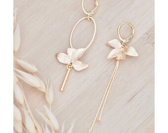 Pendientes asimétricos de oro | Pendientes colgantes florales de orquídea desiguales | Joyería boho chic inspirada en la naturaleza | Regalo original para mujer