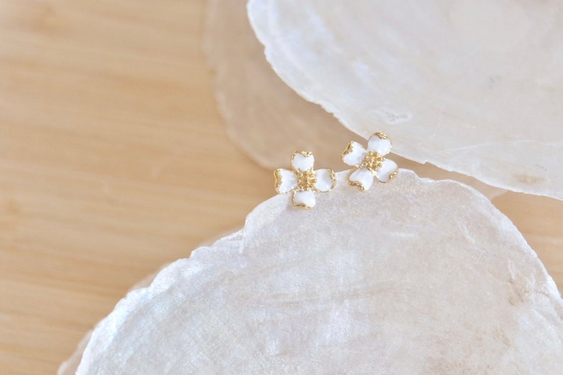 Mini puces doreilles fleurs blanches image 2
