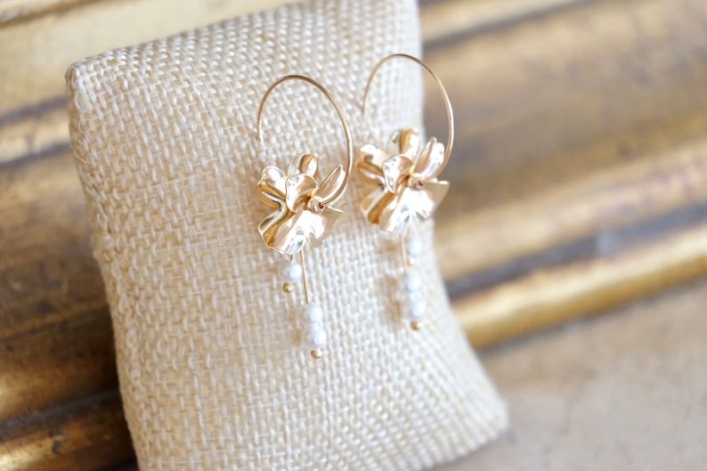 Handgefertigte Ohrringe Kreolen, Blumenanhänger und weiße Perlen Bild 5