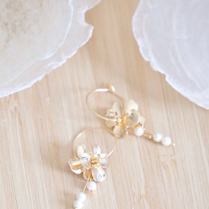 Handgefertigte Ohrringe Kreolen, Blumenanhänger und weiße Perlen Bild 2