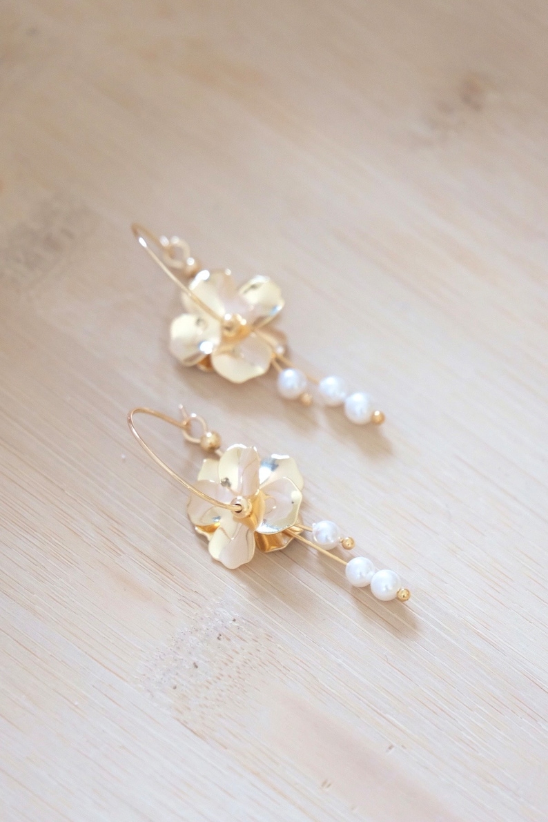 Handgefertigte Ohrringe Kreolen, Blumenanhänger und weiße Perlen Bild 4