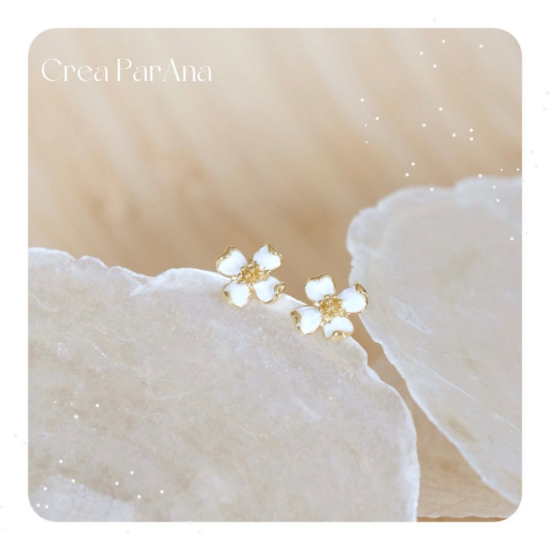 Mini puces doreilles fleurs blanches image 1