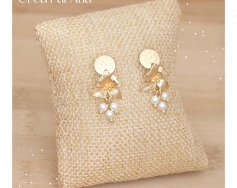 Boucles d’oreilles handmade - breloque fleur et perles blanches