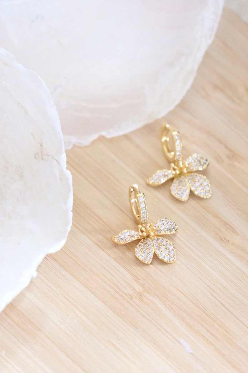 Boucles doreilles grandes fleurs zircons image 3