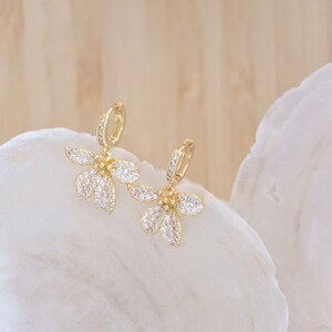 Boucles doreilles grandes fleurs zircons image 2