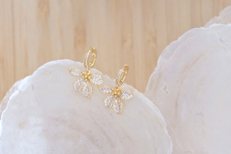 Boucles doreilles grandes fleurs zircons image 2