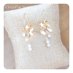 Handgefertigte Ohrringe Kreolen, Blumenanhänger und weiße Perlen Bild 3