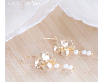 Boucles d’oreilles handmade - Créoles , breloques fleurs et perles blanches