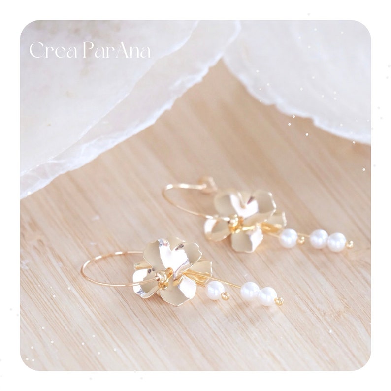 Handgefertigte Ohrringe Kreolen, Blumenanhänger und weiße Perlen Bild 1