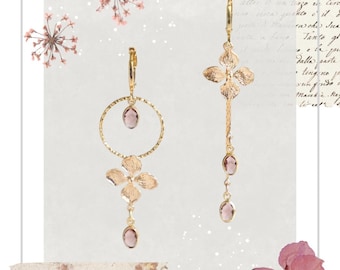 Boucles d’oreilles asymétriques dorées – Fleurs texturées & perles en verre – Bijou raffiné fait main
