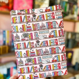 Custodia imbottita per libri Smutty Bookshelf - Libri tascabili - Pink Romance Tropes - Da nemici ad amanti - Regali letterari - STFUATTDLAGG - Book Trope