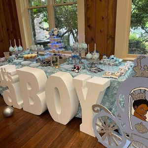 Es una base de mesa para niño.