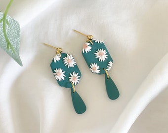 Floral Disk Earrings, Floral Bridesmaid Earrings, Dark Green Earrings, Floral clay earrings, Daisy Clay Earrings, 2nd Anniversary Gift