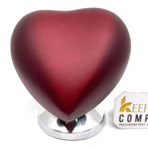 Herzförmige gravierbare / maßgeschneiderte Urnen von Keepsake Company - Perfekt für Erwachsene und Kleinkinder