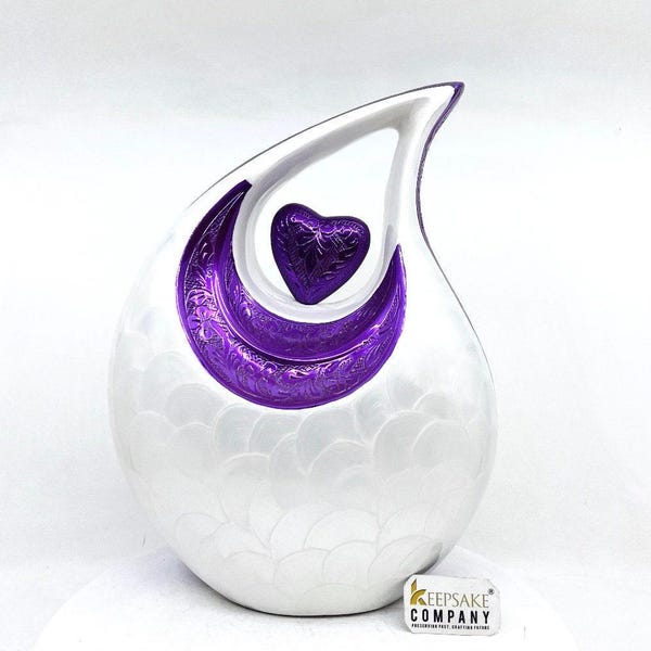 Perłowa biała urna kremacyjna – grawerowana fioletowa łezka w kształcie serca