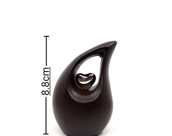 Miniurna en forma de lágrima marrón con corazón de plata – Urna de recuerdo
