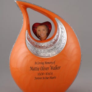 Gravierte Teardrop-Urne, Herz-Einsatz, orangefarbenes Sympathiegeschenk, 2,5 l