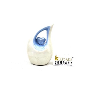 Mini Urne de crémation en forme de larme blanche perle avec cœur bleu - Petite urne pour cendres - Urne souvenir miniature - Urne funéraire - Urne commémorative