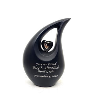 Urna funeraria en forma de lágrima con corazón de plata – Urna conmemorativa grabable