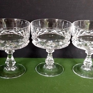 Set of 5 vintage crystal champagne or cocktail coupe glasses, 175ml size, Cristal D&#39;Arques Diamond Pattern, France, 1980&#39;s