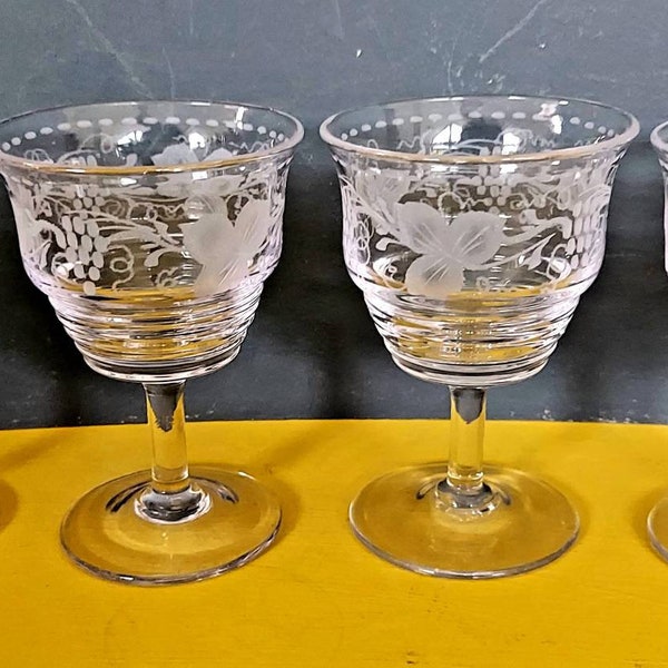 A pretty set of 4 sherry or liqueur glasses with etched grapevine pattern, 1970s