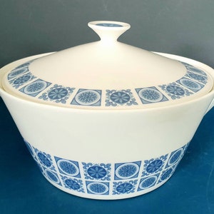 Vintage 1970s Royal Tuscan Ware 20cm lidded serving dish in Charade pattern