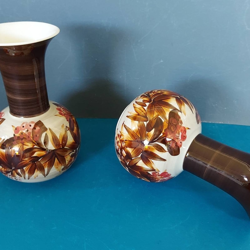 Bol vintage en poterie en jersey, Plat floral peint à la main, 1960s - France