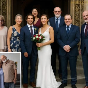Puede incluir: Un grupo de personas, incluida una novia con un vestido de novia blanco, posan para una foto. La novia sostiene un ramo de flores rojas y blancas. Otras personas visten trajes y vestidos. La foto se toma al aire libre frente a un edificio de piedra.