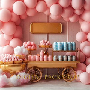 Puede incluir: Un telón de fondo para fiestas de color rosa con un carro dorado lleno de golosinas, incluyendo caramelos rosas, algodón de azúcar y bebidas. Un gran arco de globos rosas enmarca la escena, con el texto "DIGITAL BACKDROP" en la parte inferior.