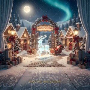 Puede incluir: Un fondo digital que presenta una escena navideña nevada con luna llena y aurora boreal. La imagen incluye casas de jengibre, un reno brillante y un letrero que dice "SANTA'S WORKSHOP". También se ven regalos y un trineo.