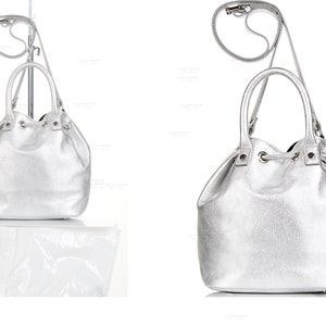 Może przedstawiać: Srebrna torebka typu bucket bag ze sznurkiem do ściągania i długim paskiem na ramię. Torebka ma błyszczące, metaliczne wykończenie.