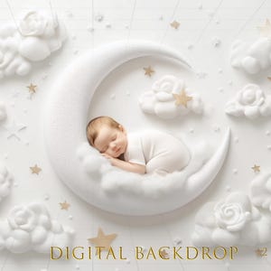 Könnte beinhalten: Ein Neugeborenes schläft auf einer weißen Halbmond-Requisite, umgeben von weißen Wolken und goldenen Sternen. Das Baby trägt einen weißen Strampler. Der Hintergrund ist weiß.