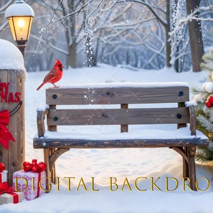 Puede incluir: Una escena invernal nevada con un banco de madera, árboles cubiertos de nieve y un cardenal rojo. Un farol y un poste de madera con el texto "MERRY CHRISTMAS" y un lazo rojo están a la izquierda. También se ven regalos y un árbol de Navidad con adornos rojos. El texto "DIGITAL BACKDROP" está en la parte inferior.