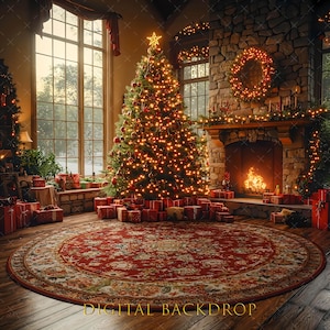 Pode incluir: Uma cena de Natal festiva com uma árvore decorada, uma lareira e um tapete vermelho estampado. A árvore é adornada com luzes e ornamentos, rodeada de presentes embrulhados. A sala tem um ambiente acolhedor e convidativo. O texto "DIGITAL BACKDROP" é visível.
